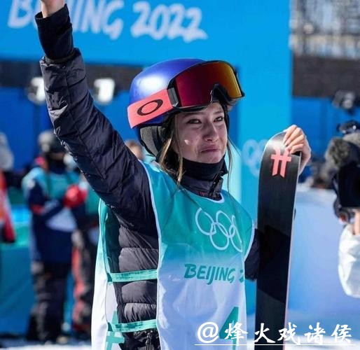 谷爱凌的冬奥“战衣”出圈了！官宣发声：亲手打造，灵感来自青花瓷