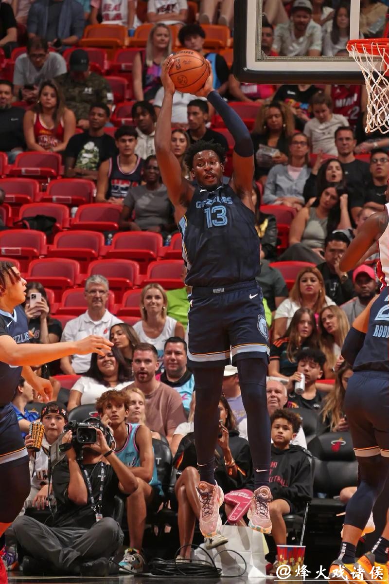 灰熊将裁掉罗斯 36岁的他过去三年合计打77场 灰熊将裁掉罗斯 36岁的他过去三年合计打77场